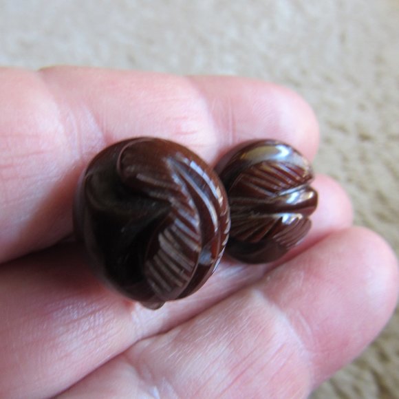 1950's Carved Brown Bakelite Screw On Button Earrings - Picture 2 of 3